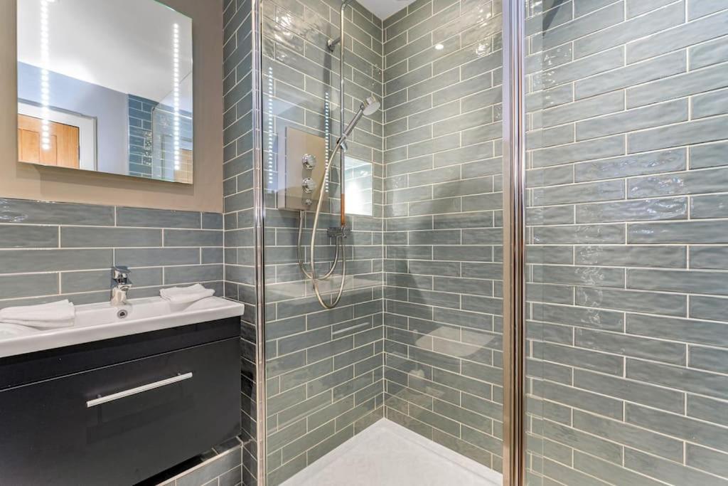 Boutique Modern Royal Mile Apartment Sleeps 4 Edinburgh Exterior foto